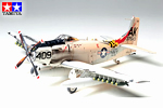 Douglas A-1H Skyraider U.S. Navy 1:48 tamiya TA61058